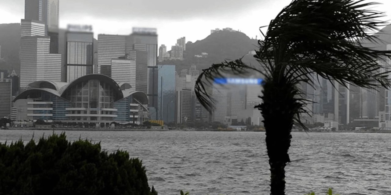 Hong Kong'da "Siyah alarm" verildi