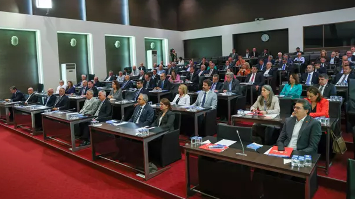 CHP, Özgür Özel başkanlığında toplandı