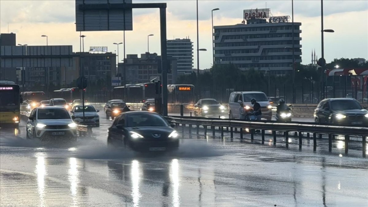 İstanbul'da gök gürültülü sağanak etkili oldu! Ağaçlar devrildi