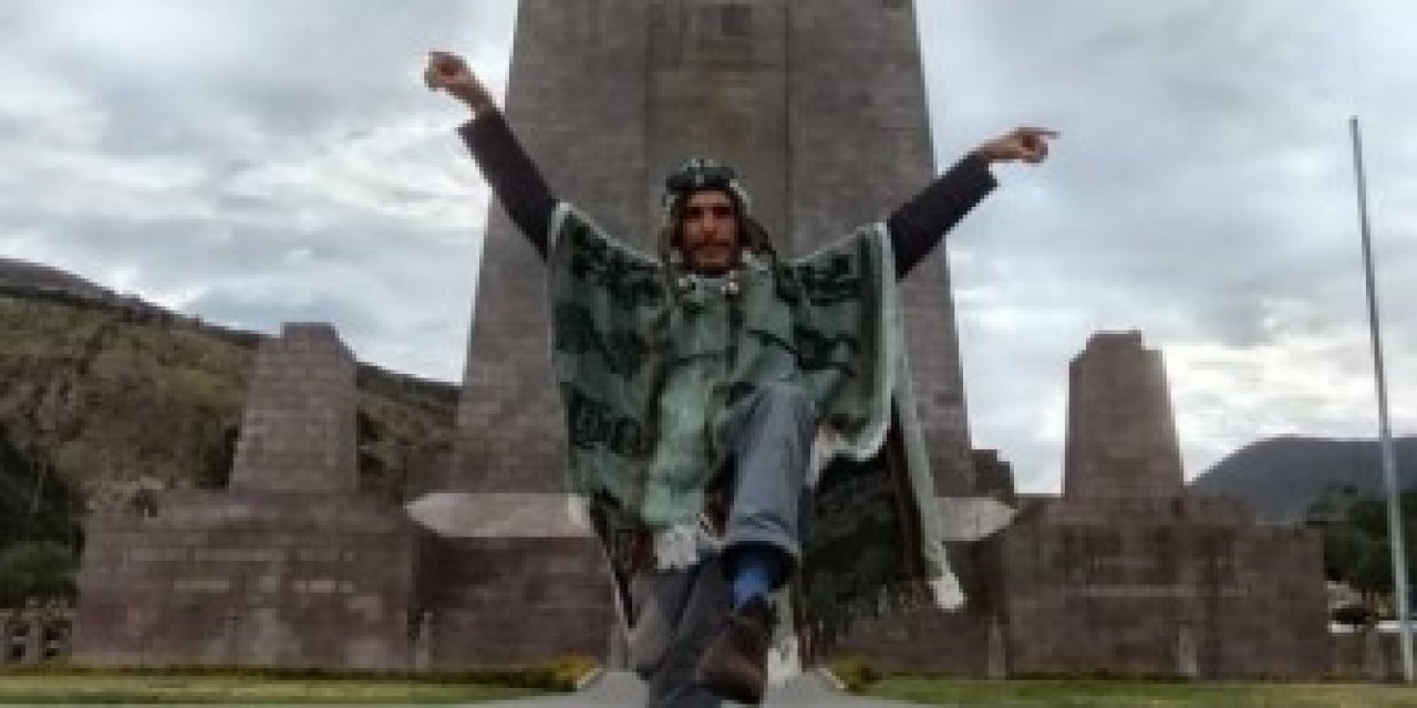 Dünya’nın sıfır noktasında zeybek! Türk bayrağıyla Ekvator’da gurur dolu gösteri