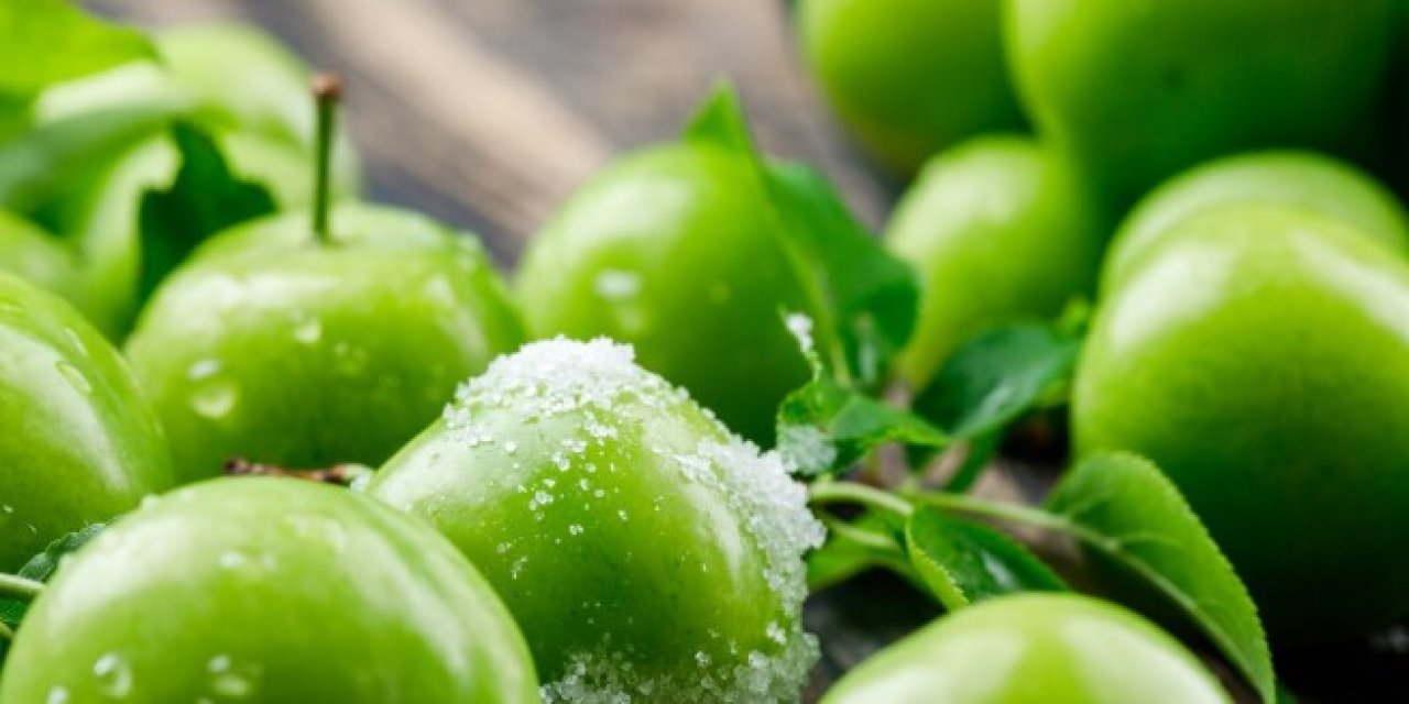 Yeşil erik lezzetin ötesinde gerçek bir sağlık deposu: Yazın ferahlatıcı ve ekşi meyve vücudumuza ne kazandırıyor?