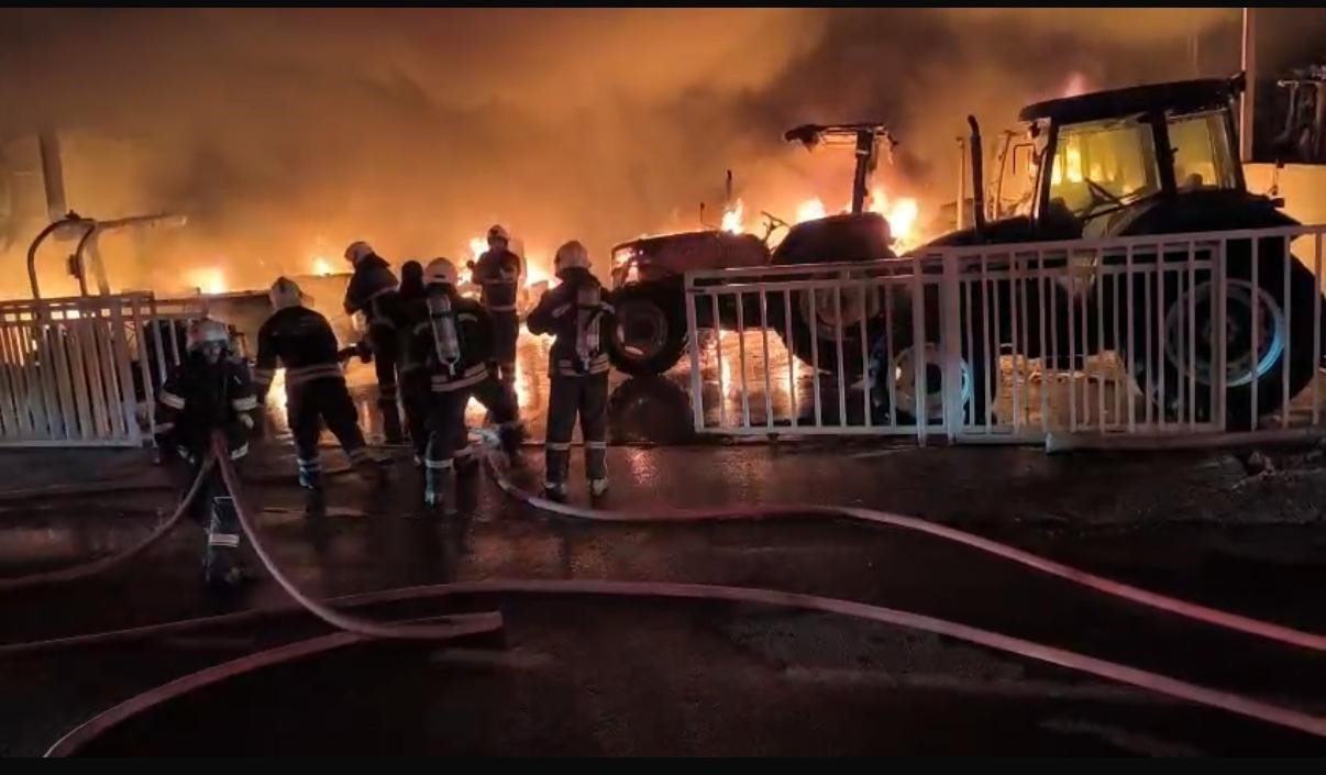 Gece yarısı felaket: 3 iş yeri 1 otomobil 22 traktör kül oldu