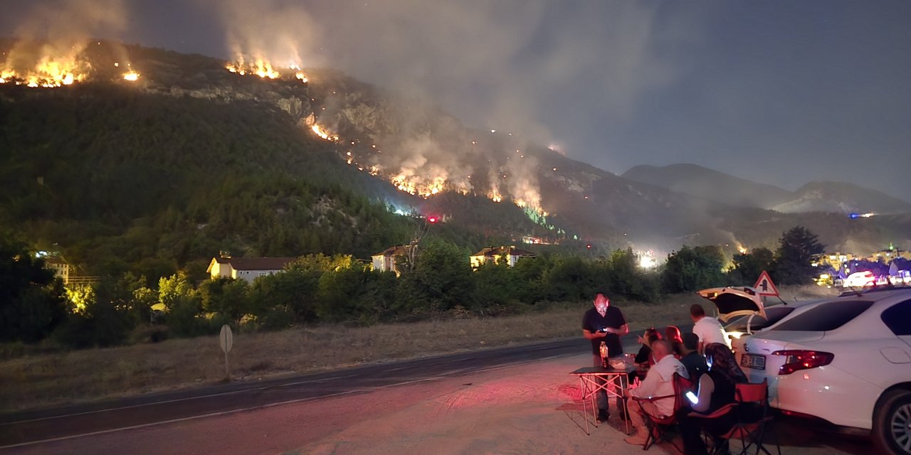 Çekirdeğini, kamp sandalyesini kapan alevleri izlemeye gitti! Karabük’te orman yangını kısmen kontrol altında