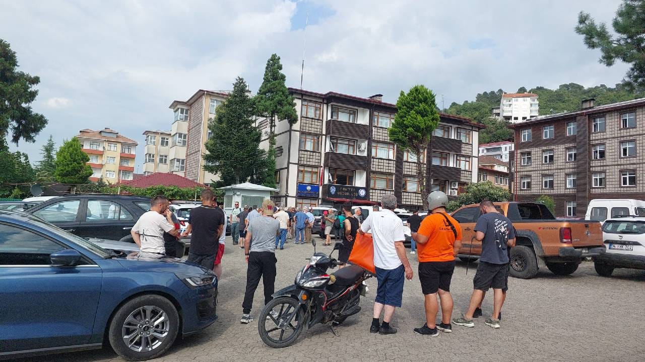 Fındıklı Belediye Başkanı’na saldırı! Yumruk atıp ısırdılar