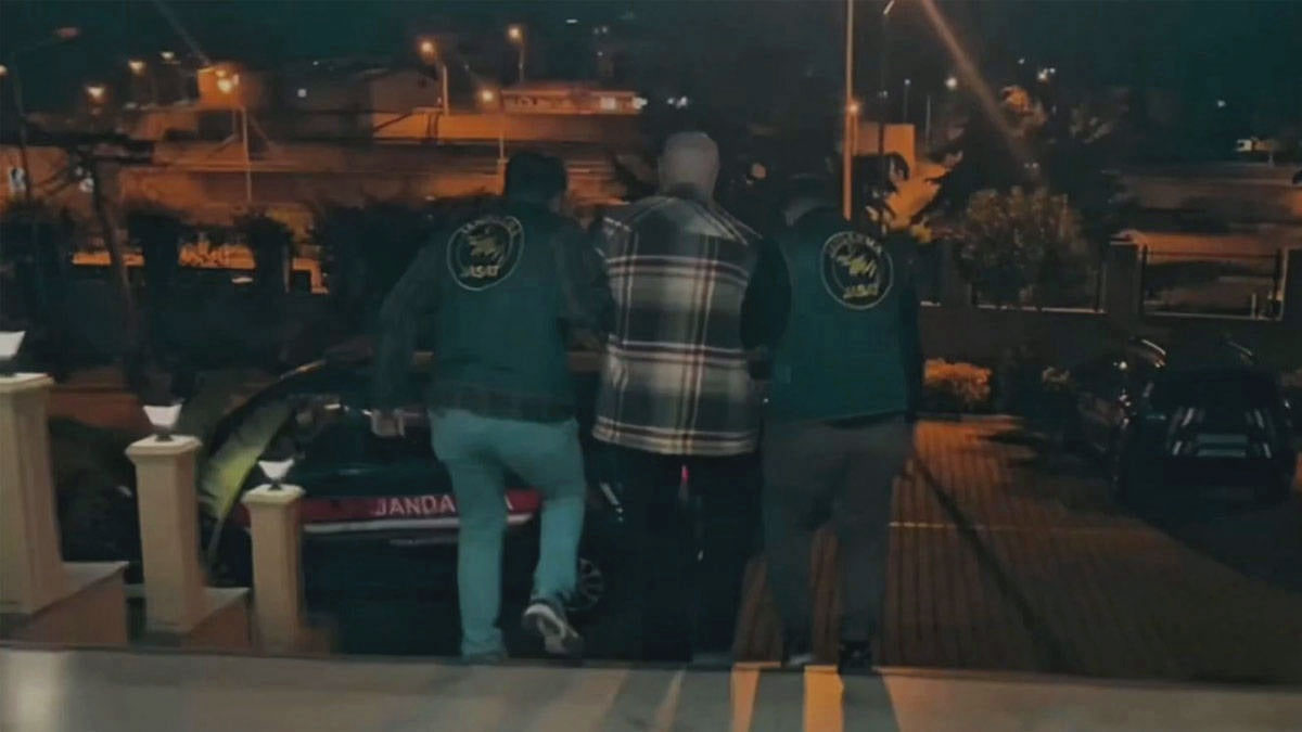 Kırmızı bültenle aranan 11 kişi Türkiye'ye getirildi