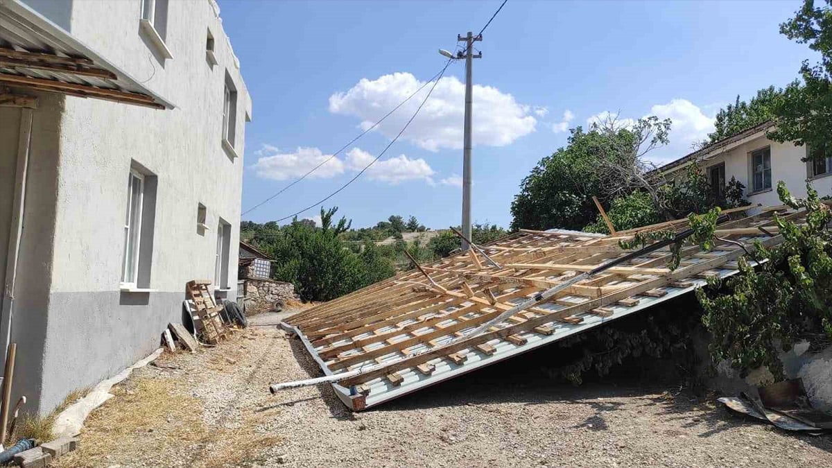 Manisa'da çatılar uçtu ağaçlar yerinden söküldü
