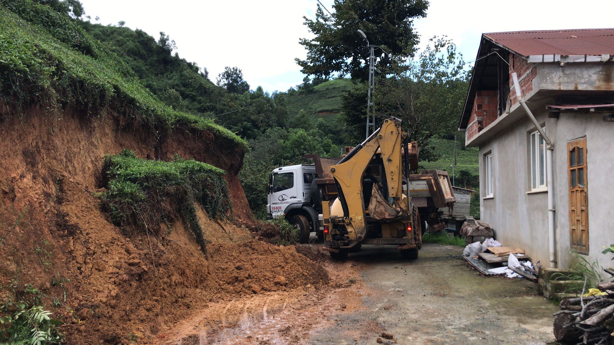 Rize'de heyelan! 28 köy yolu ulaşıma kapandı