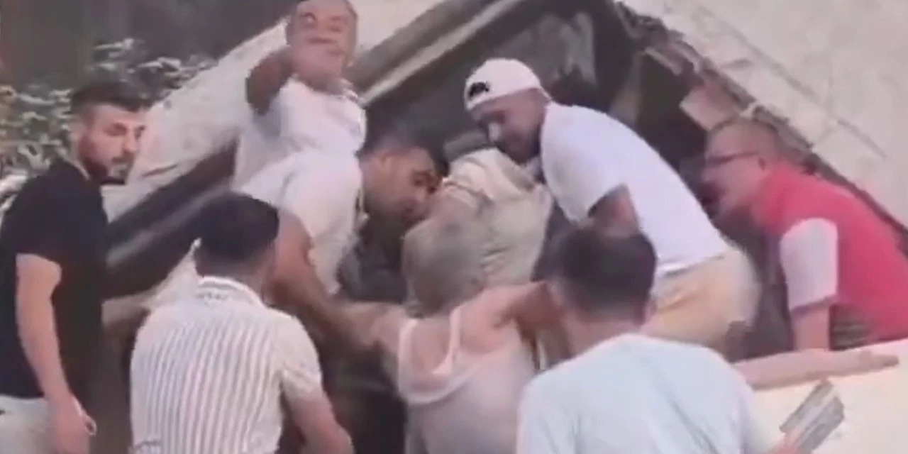 Balıkesir'deki depremde 1 bina çöktü! 2 kişi enkazın altından böyle çıkarıldı
