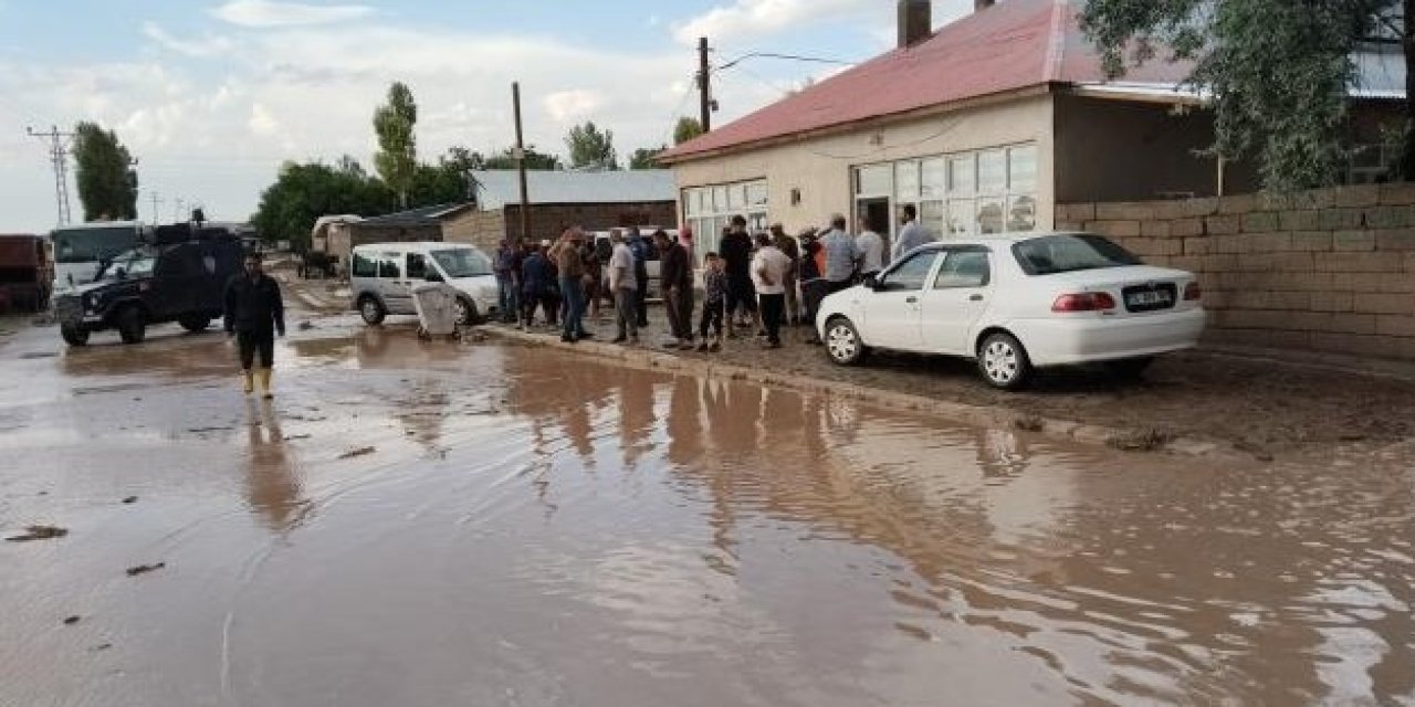 Van’ı sel vurdu: Dereler taştı, evler ve araziler sular altında