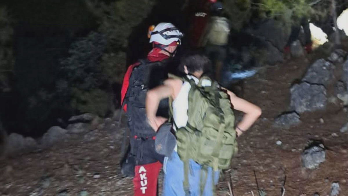Alanya Kalesi’nde kayalıkta mahsur kalan 3 öğrenci kurtarıldı