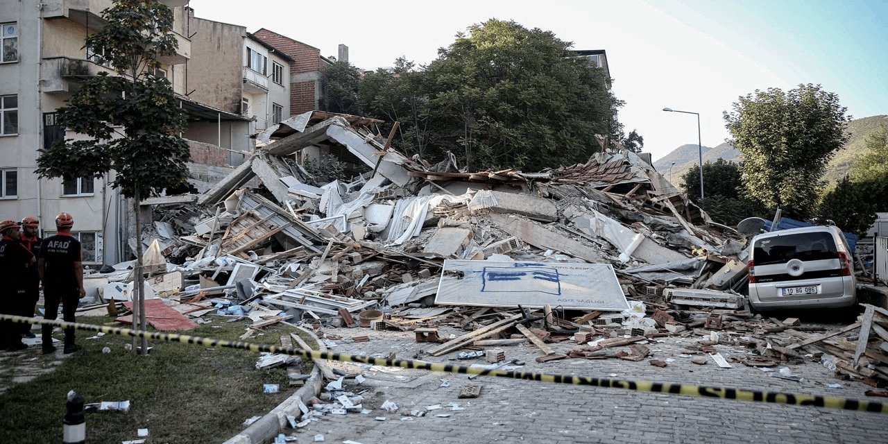 Depremde yıkılan binada skandal iddia: Kolonlar yıllar önce kesildi
