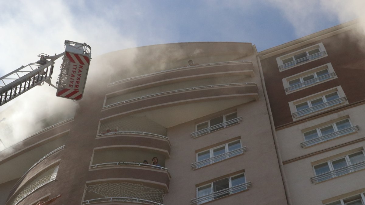Kayseri'de 14 katlı binada yangın: 8 kişiyi hastaneye kaldırıldı