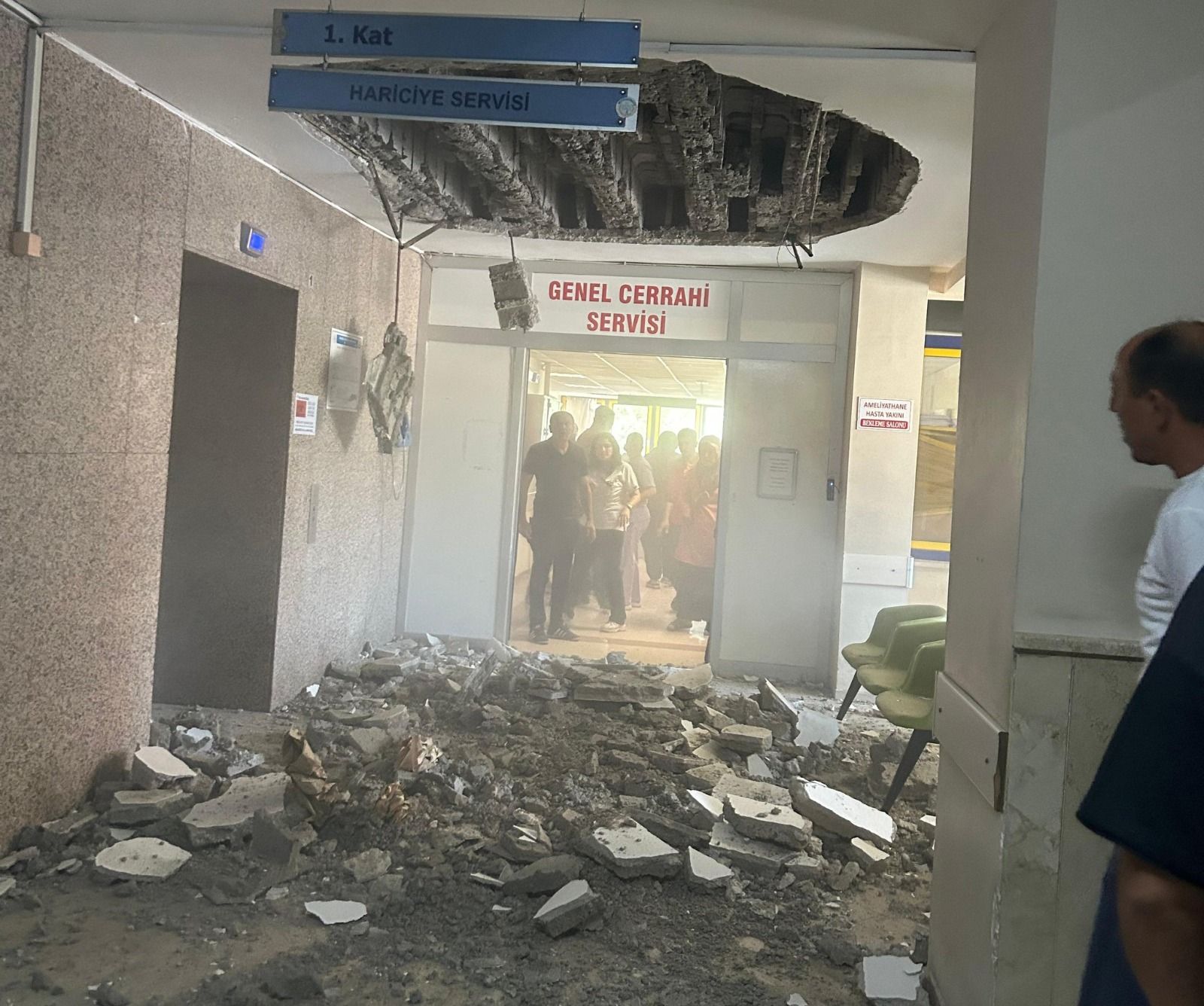 Devlet hastanesinin tavanı çöktü: Deprem raporunda çürük denilmişti