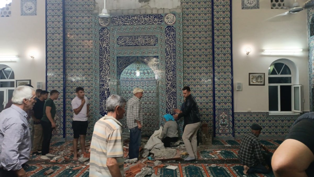 Balıkesir depremi sonrası hasarlı camide feci kaza: Bir kişi hayatını kaybetti