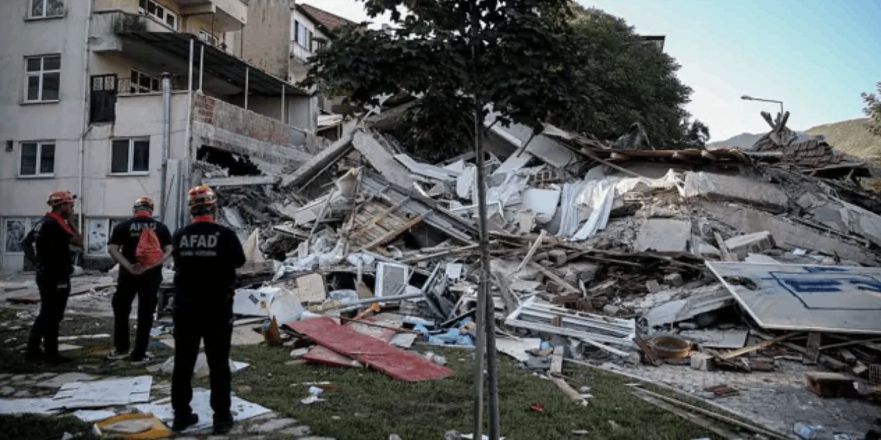 Balıkesir'de yıkılan binanın sahibi ve müteahhiti gözaltına alındı