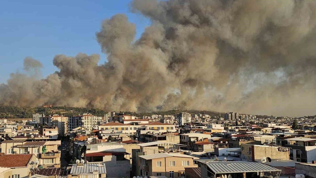 İzmir’de gün ağardı, yangına hava müdahalesi yeniden başladı