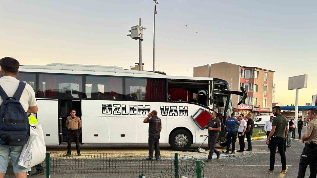 Horasan’da yolcu otobüsü ile traktör çarpıştı