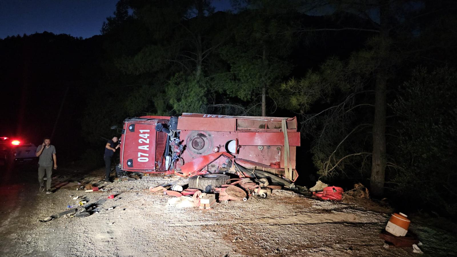 Antalya’da orman yangınına giden arazöz devrildi: 2 yaralı