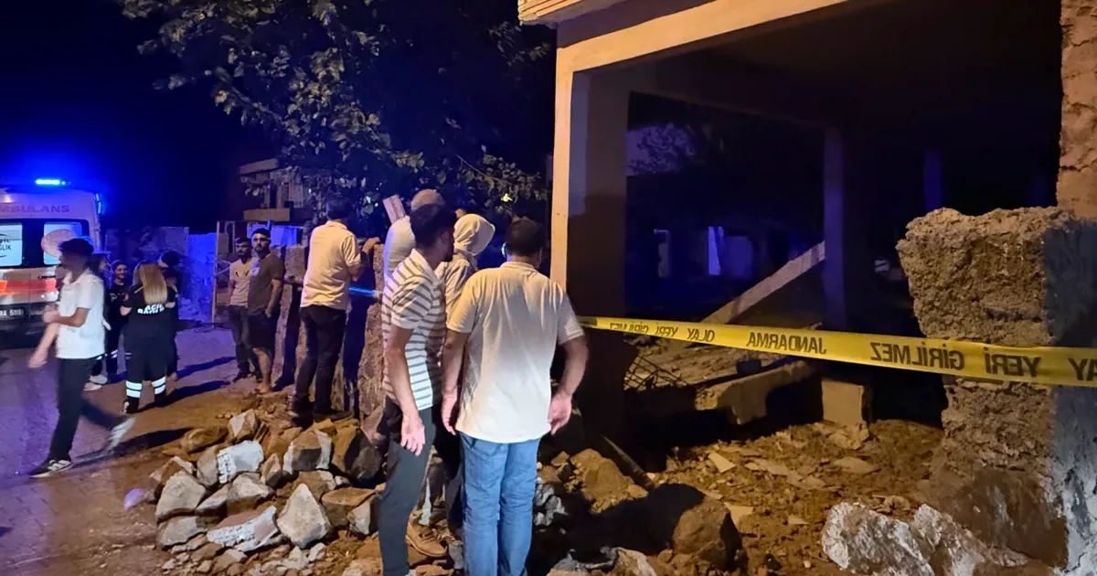 Diyarbakır'da balkon çöktü! 2'si bebek 5 kişi enkaz altında kaldı