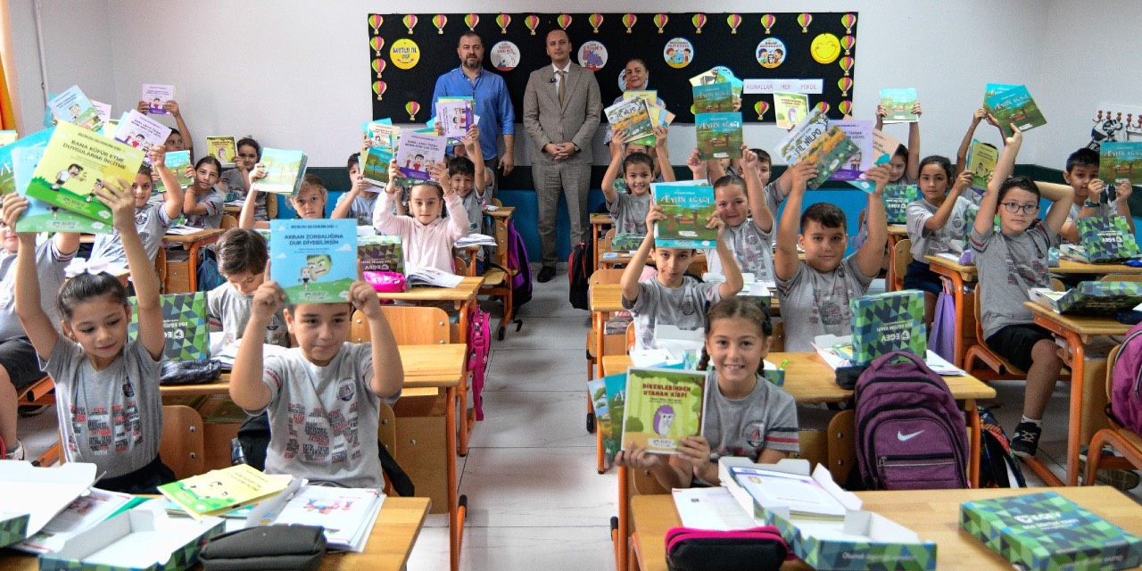Bornova Belediyesi'den çocuklara kırtasiye desteği