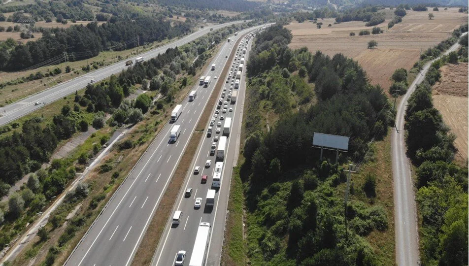 TEM Otoyolu'nun İstanbul istikameti kapatıldı