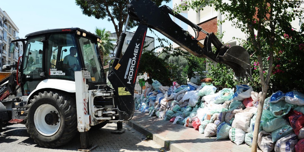 Karşıyaka Belediyesi'nden moloz atanlara yaptırım: Ceza 91 Bin TL'yi aşıyor