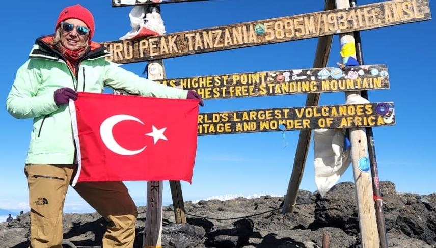 Dağcı Nurhan Cengiz, kız çocukları için Kilimanjaro'ya tırmandı