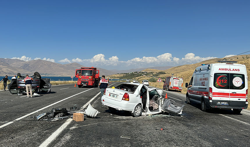 Van'da iki otomobil birbirine girdi: Ölü ve yaralılar var