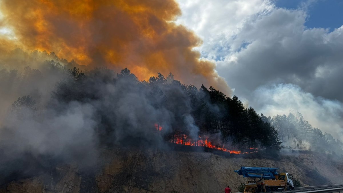 Bolu'da dumanlar gökyüzünü kapladı: Kara yolu ulaşıma kapatıldı