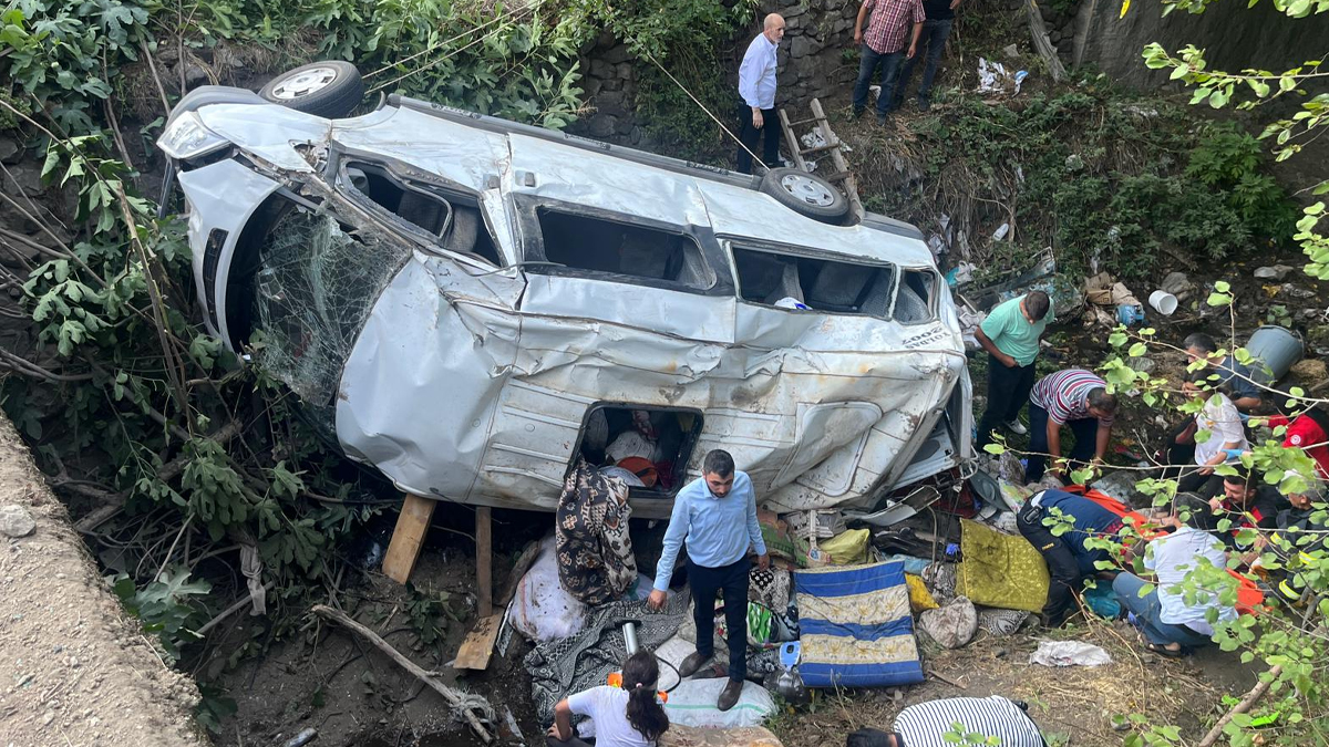 Tokat'ta işçileri taşıyan minibüs devrildi: 1 ölü 25 yaralı