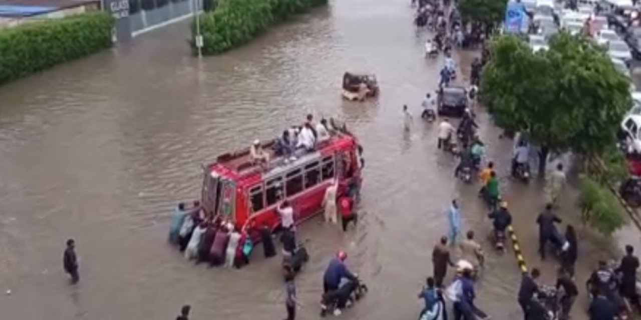 Muson yağmurları Pakistan’ı vurdu! Sel felaketinde can kaybı 730’a yükseldi