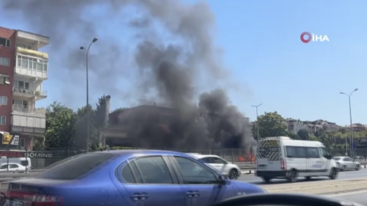Esenyurt E-5’te panik anları: Alev alan kamyonet sürücüsüz ilerledi