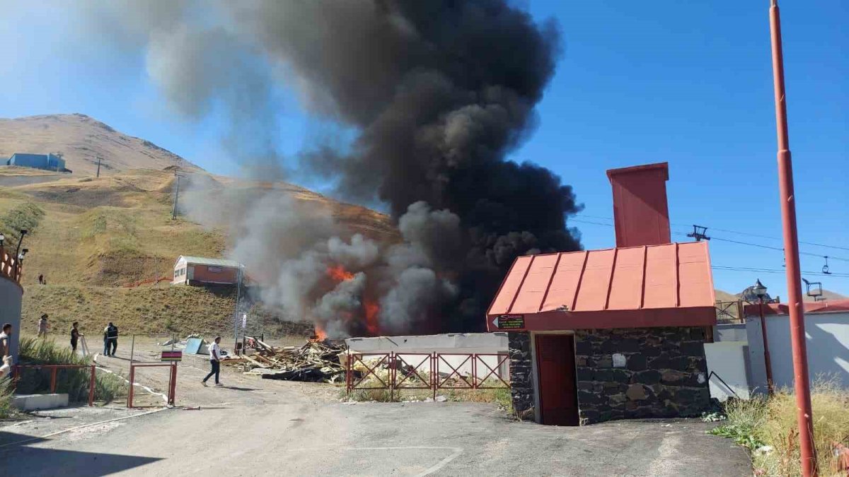 Palandöken Kayak Merkezi’nde çıkan yangın korkuttu