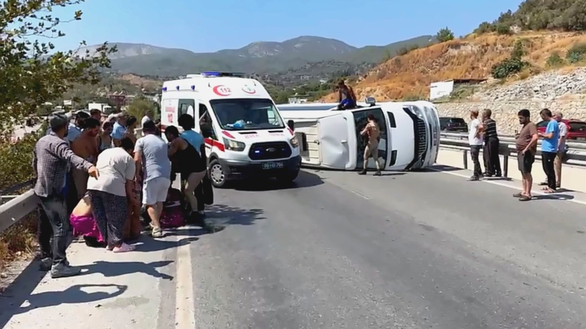 Aydın’da turistleri taşıyan bir midibüs devrildi: 7 yaralı