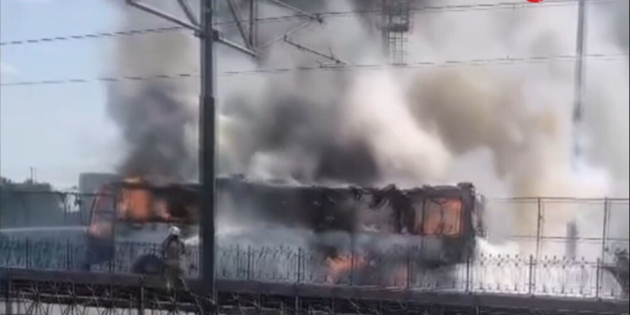 İstanbul'da seyir halindeki servis otobüsü alev aldı: Facia kıl payı atlatıldı