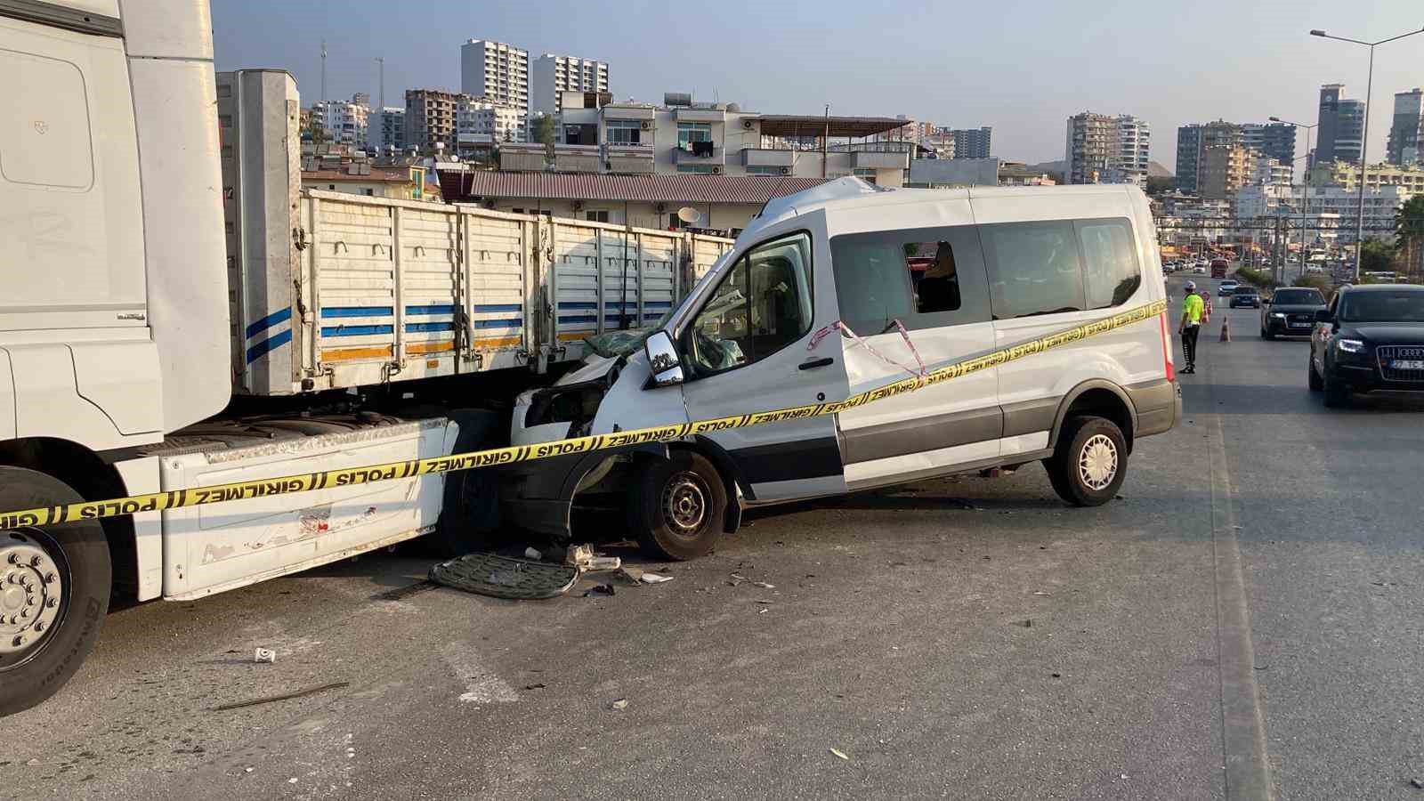 Mersin'de feci kaza! Yurt çocuklarını taşıyan minibüs tıra çarptı