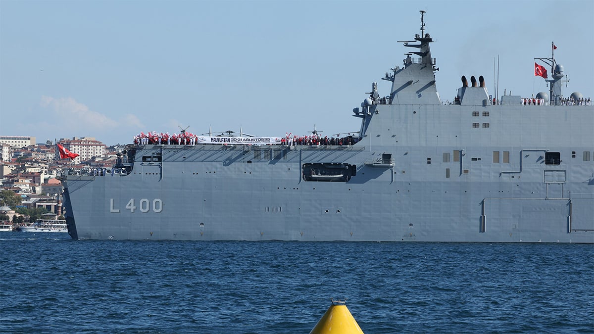 TCG Anadolu ve Savarona, İstanbul Boğazı’nda görkemli geçiş yaptı