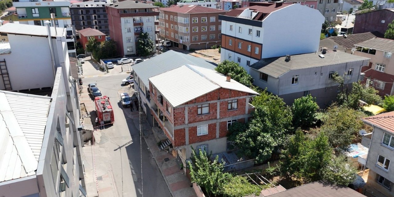 İstanbul'da deprem paniği: 3 katlı bina tahliye edildi