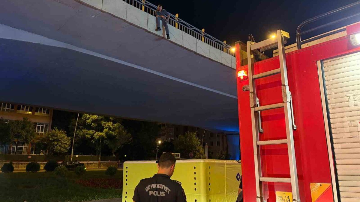 Alkollü şahıs ortalığı birbirine kattı: Köprüye çıktı intihara kalkıştı