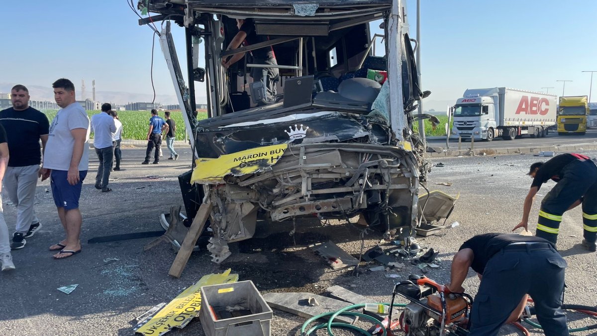 Mardin’de halk otobüsü ile tır çarpıştı: 1 ölü, 11 yaralı