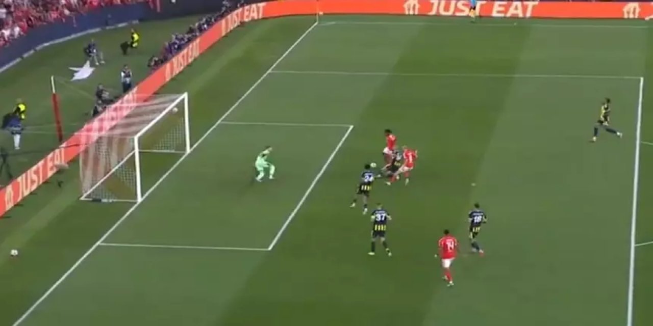 Fenerbahçe- Benfica maçının ilk dakikalarında gündem olan anlar! Herkes dondu kaldı