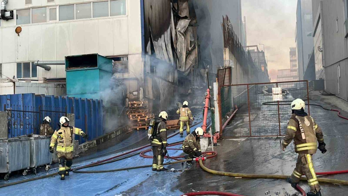 Arnavutköy’de 3 katlı fabrikada yangın paniği
