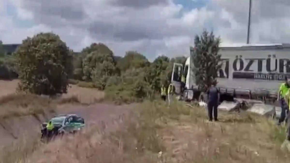 Kaza anı saniye saniye kamerada! TIR jandarma aracına çarptı: 5 yaralı