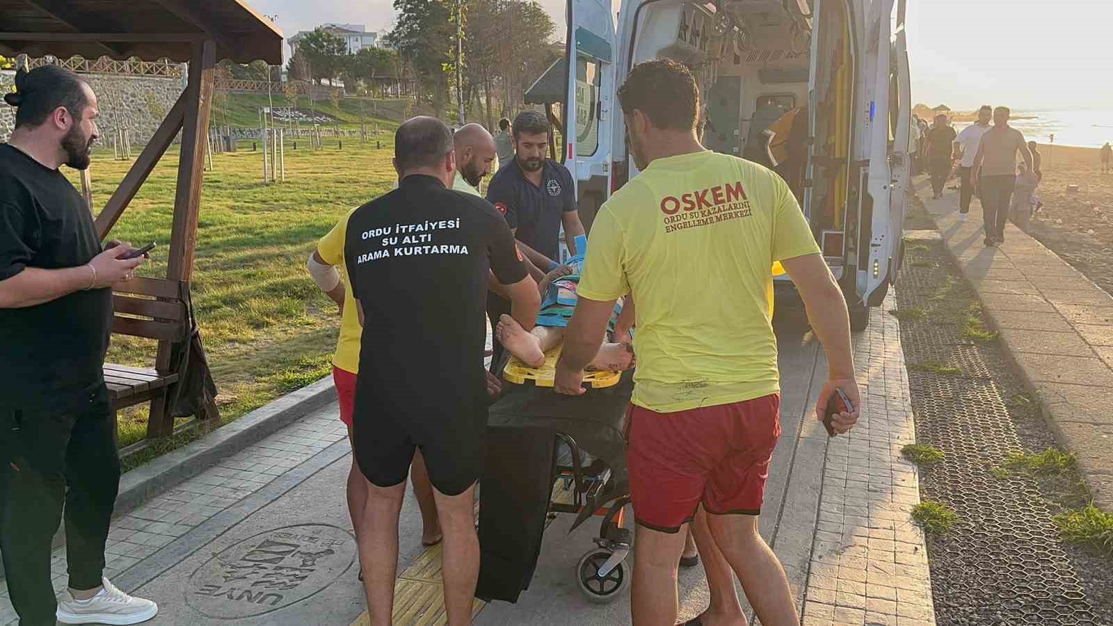 Denizde boğulan çocuğu kurtaran öğretmen akıntıya kapıldı