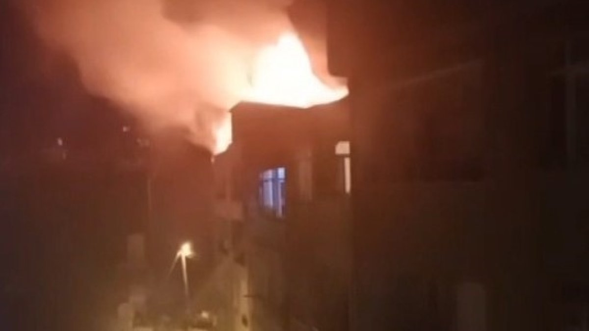 Beyoğlu’nda patlama paniği: Çatıyı alevler sardı