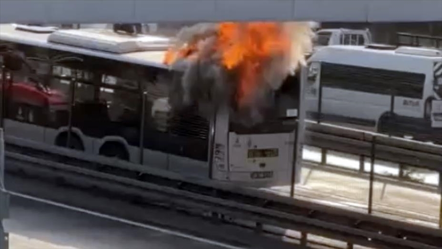 İstanbul'da metrobüs yangını! İtfaiye ekiplerince söndürüldü