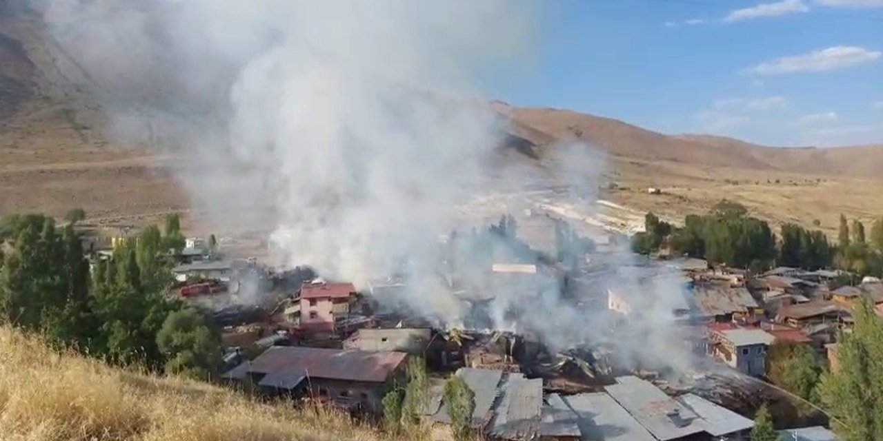 Erzurum'da yangın faciası: 15 ev 10 ahır kül oldu