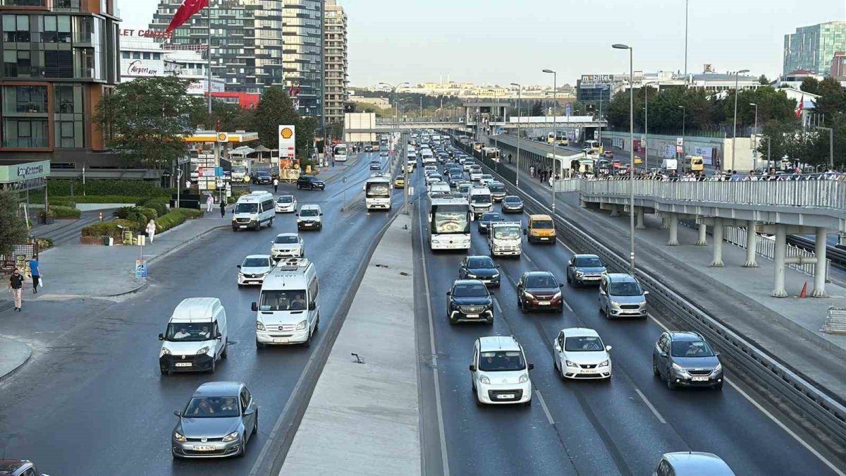 Okullarda uyum haftası başladı, İstanbul’da trafik yoğunluğu