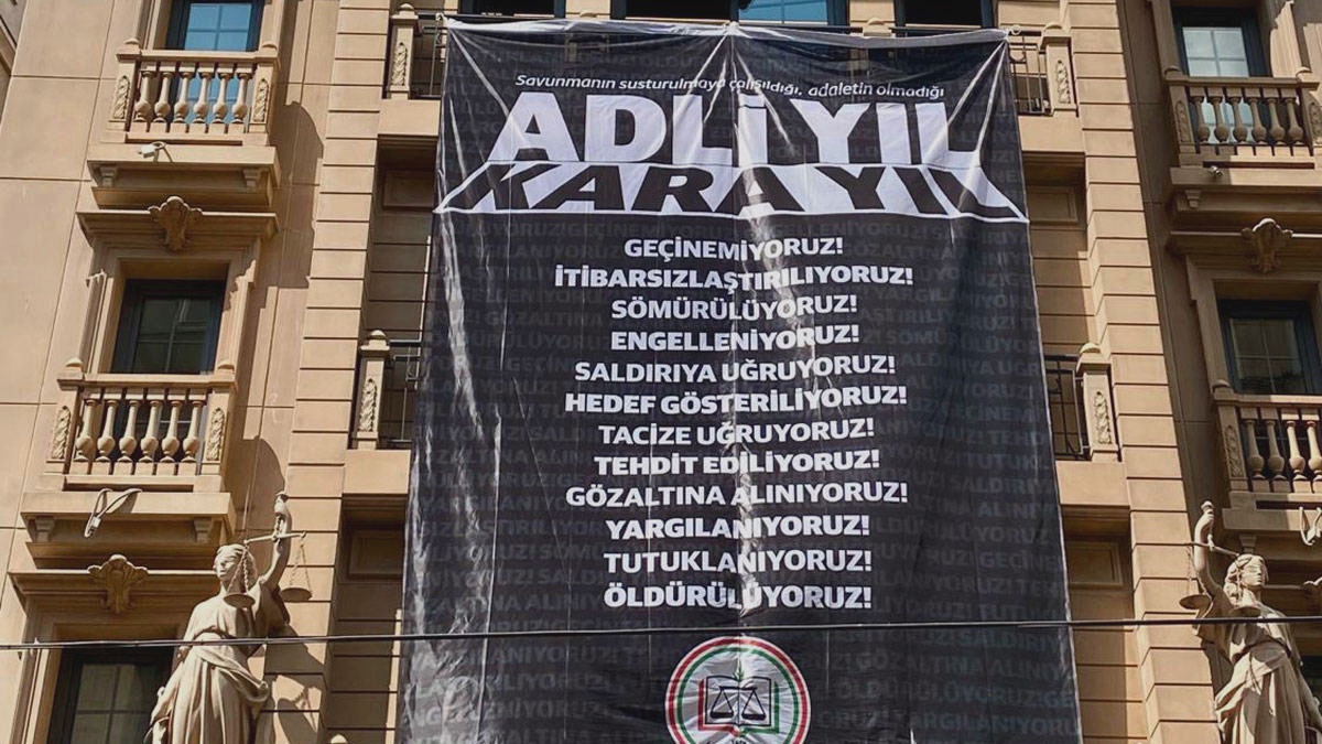 İstanbul Barosu'ndan 'adli yıl' pankartı