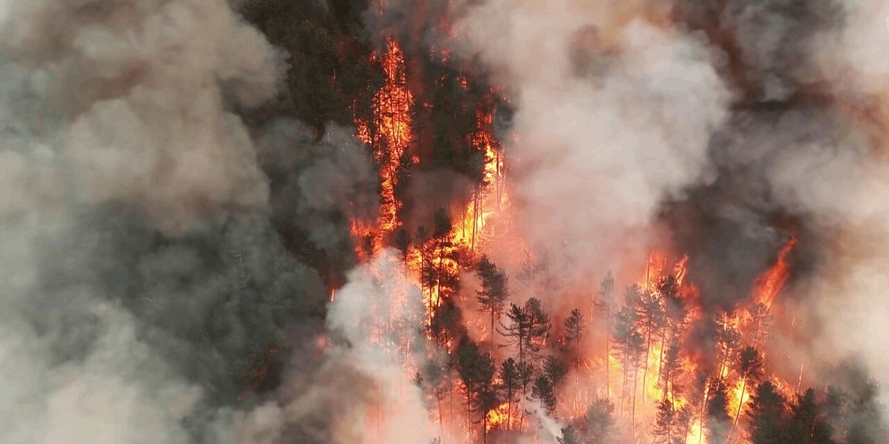 Karabük'teki orman yangını Kastamonu'ya sıçradı: Köyler tahliye edildi